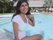 Mia Khalifa geneukt witte grote pik op zwembad